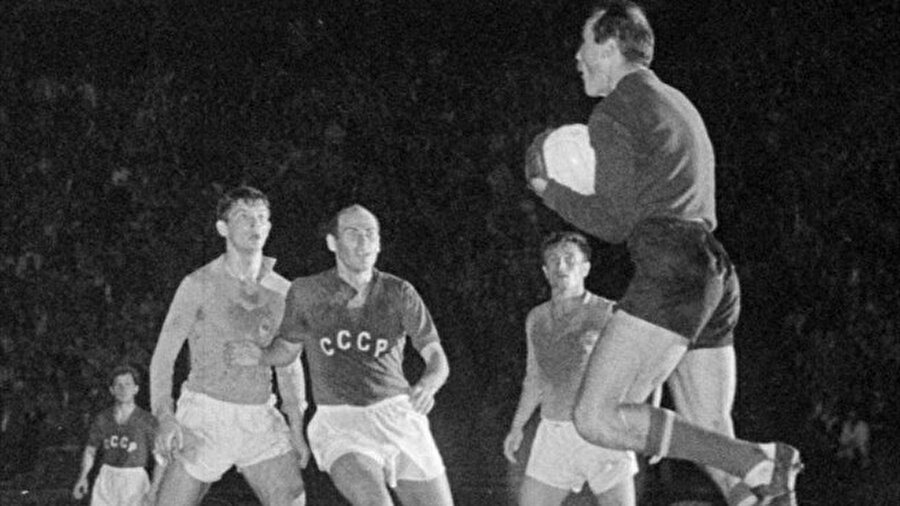 İspanya turnuvadan çekildi
Çeyrek final mücadeleleri öncesinde ilginç bir olay yaşandı. İspanya'nın faşist diktatörü Franco, komünist SSCB ile karşılaşmak istemeyince İspanya turnuvadan çekildi. Böylelikle SSCB, yarı finale yükseldi.
