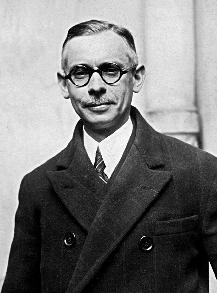 Henri Delaunay'in etkisi büyük
Avrupa Futbol Şampiyonası, dönemin Fransa Futbol Federasyonu Başkanı Henri Delaunay'in, Avrupa'da uluslararası bir turnuva düzenlenmesi fikrinden doğduğu için ilk organizasyona Fransa'nın ev sahipliği yapmasına karar verildi.