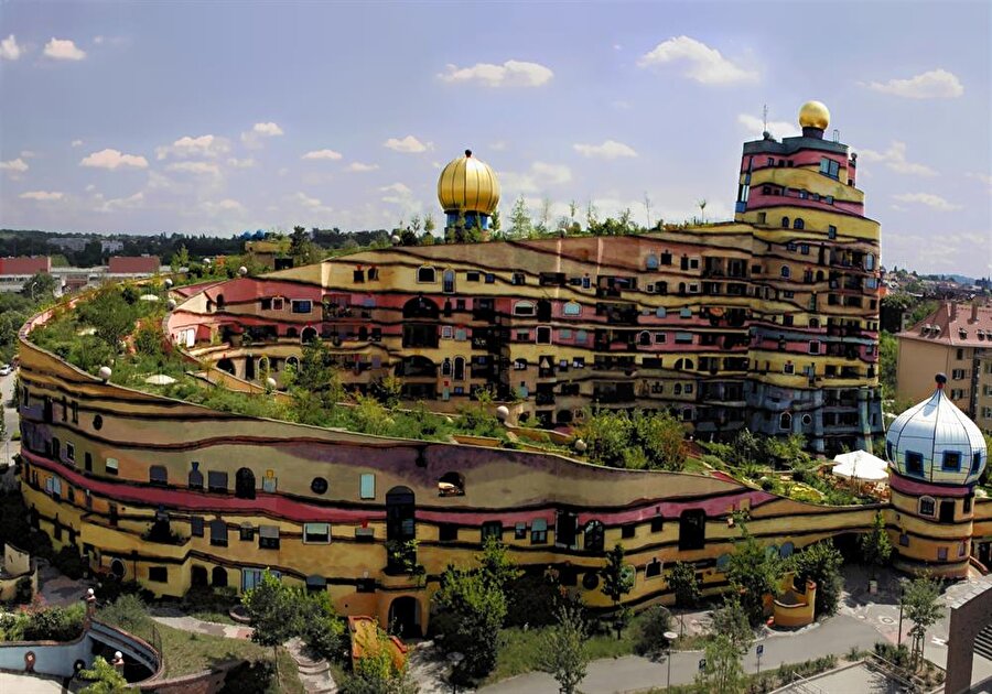 Waldspirale 

                                    Almanya'nın Darmstadt şehrinde bulunan Waldspirale, 1990'da inşa edilmeye başlandı ve 2000 yılında tamamlandı. Avusturyalı sanatçı Friedensreich Hundertwasser tarafından tasarlanan binada 105 daire var. U şeklinde sıralanan binanın en yüksek kısmında 12 kat bulunuyor. Binanın içinde yapay bir de göl yer alıyor.
                                