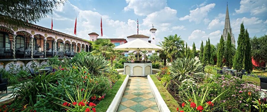 Kensington Roof Gardens

                                    Londra'nın Kensington semtinde yer alan binada 'Downton Abbey' dizisi çekildi. Bahçe 1936-1938 yılları arasında peyzaj tasarımcısı Ralph Hancock tarafından yapıldı. Çeşmeler, ağaçlar ve çiçeklerle dolu olan bahçede hayvanlar da bulunuyor.
                                