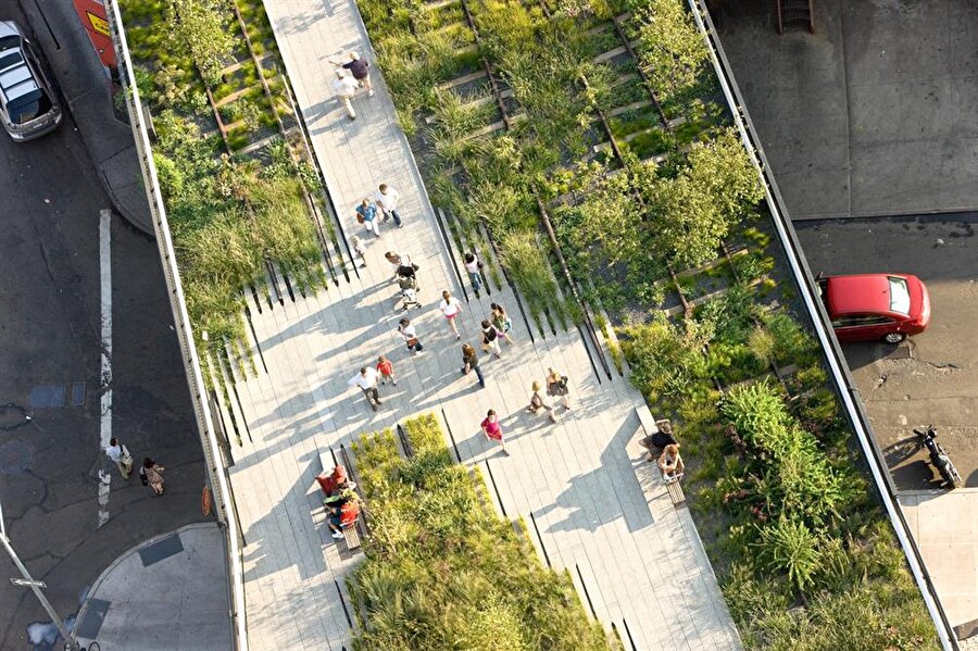 High Line Park

                                    High Line Park, Manhattan'ın Batı Yakası'ndaki eski bir demiryolunun üzerinde inşa edilmiştir. 1999 yılında demiryolunun yıkılmasına karar verildi ancak halk bu duruma tepki gösterdi. High Line için insanlar bir dernek kurdu. Derneğin kurulmasının ardından High Line'nın korunması için büyük bir kampanya başlatıldı. Mücadele kazanıldı ve eski demiryolu, park haline getirildi. 
                                