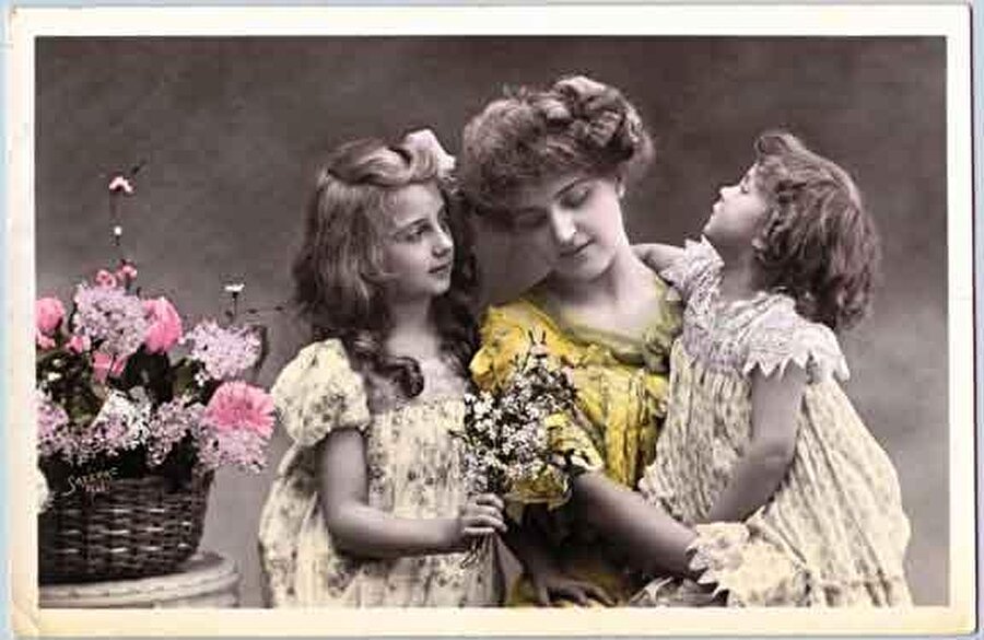 1914’te kabul edildi

                                    
                                    
                                    
                                    
                                    
                                    
                                    Jarvis'in çalışmaları 1914 yılında sonuç verdi. Bu tarihte Amerika Birleşik Devletleri Başkanı Wilson, 'Anneler Gününü' resmen ilan etti.
                                
                                
                                
                                
                                
                                
                                