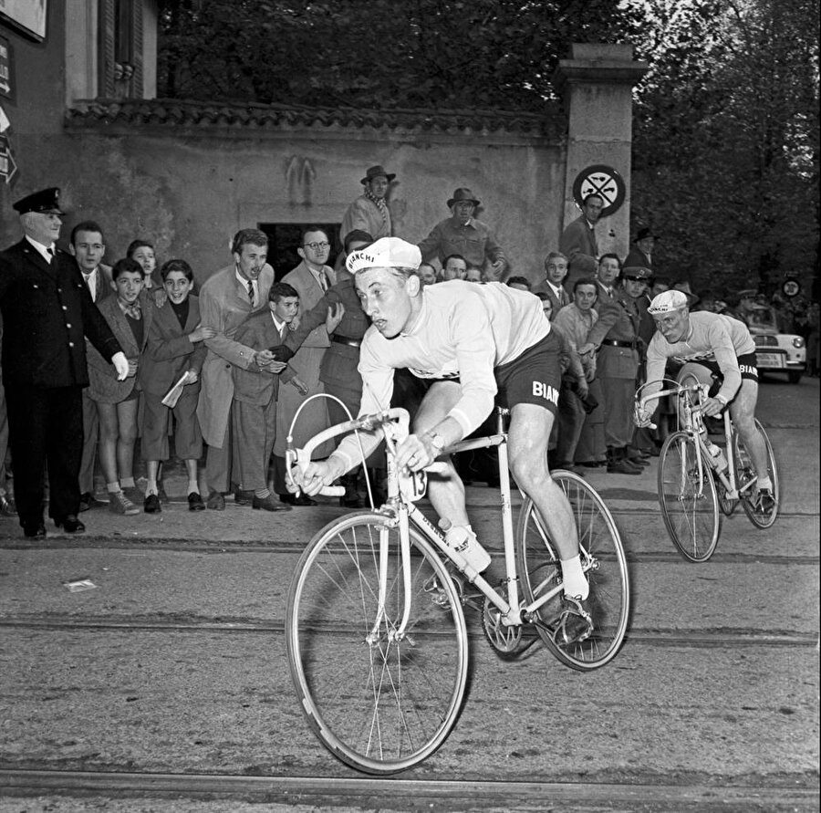 Zor günler yaşadı

                                    
                                    
                                    
                                    
                                    1941 yılında Anquetil'in babası Alman işgalcilerin işlerini yapmayı reddedince, aile maddi anlamda ciddi sıkıntılar yaşadı. 
                                
                                
                                
                                
                                