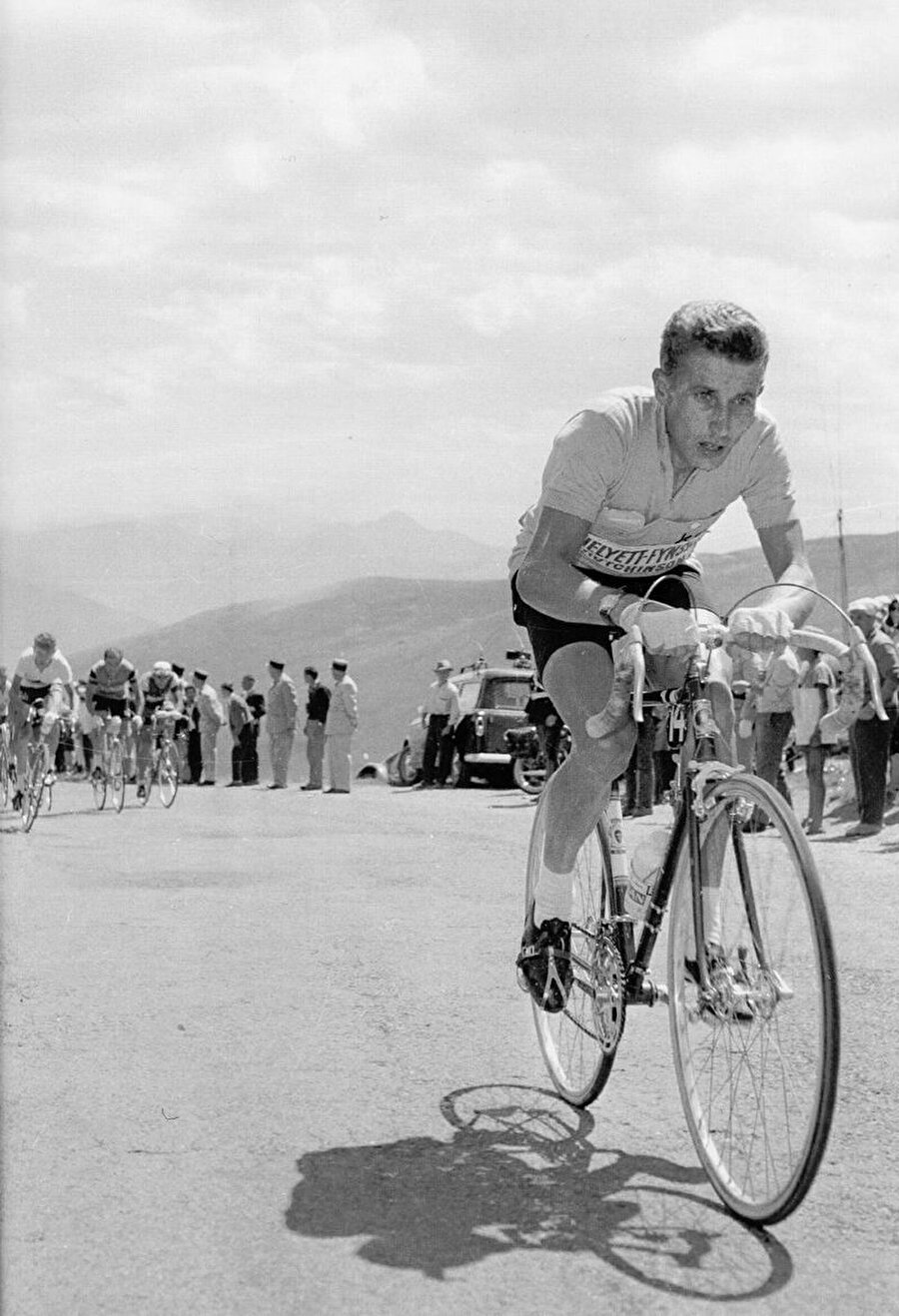 4 yaşında bisiklete merak sardı

                                    
                                    
                                    
                                    
                                    Aile fertleri çilek bahçelerinde çalışıyordu. Anquetil henüz dört yaşındayken evlerinin bulunduğu köy ile çilek bahçesindeki uzun mesafeyi bisiklet ile gidip gelmeye başladı. 
                                
                                
                                
                                
                                