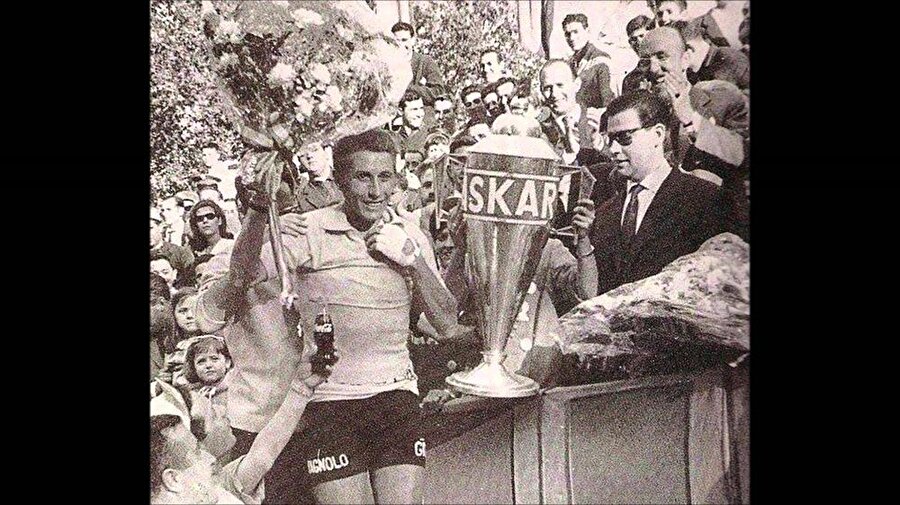 17 yaşında lisansı çıkartıldı

                                    
                                    
                                    
                                    
                                    Aynı yıl AC Sottevillais Kulübü, Jacques Anquetil'e lisans çıkardı. 
                                
                                
                                
                                
                                