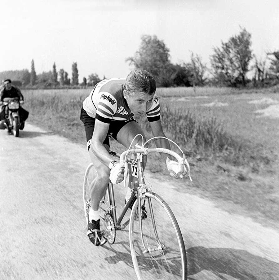 Arkadaşı söz etti

                                    
                                    
                                    
                                    
                                    17 yaşındaki Anqueti, teknik üniversitede okuyan bir arkadaşı sayesinde ' AC Sottevillais' isimli bisiklet kulübünün varlığından haberdar oldu. 
                                
                                
                                
                                
                                