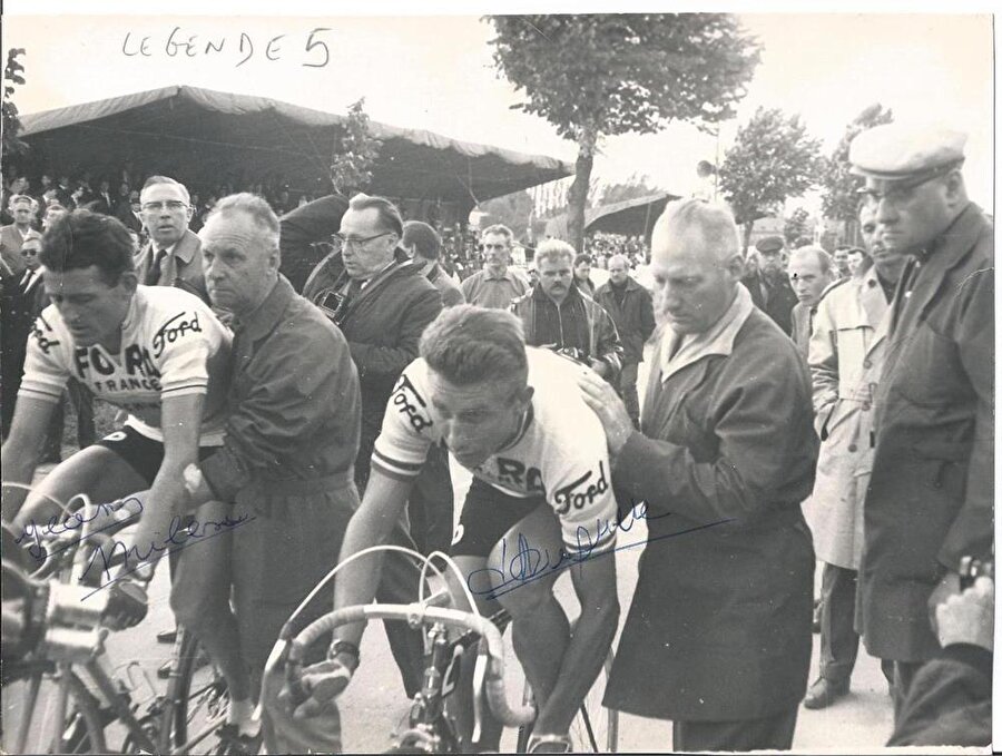 İdman sonrası fabrikaya gitti

                                    
                                    
                                    
                                    
                                    Okul ve bisikletin yanı sıra Anquetil, harçlığını çıkartabilmek için bir fabrikada 50 Frank'a çalışmaya başladı. Daha sonra ise AC Sottevillais'in bisiklet mağazasında iş buldu.
                                
                                
                                
                                
                                