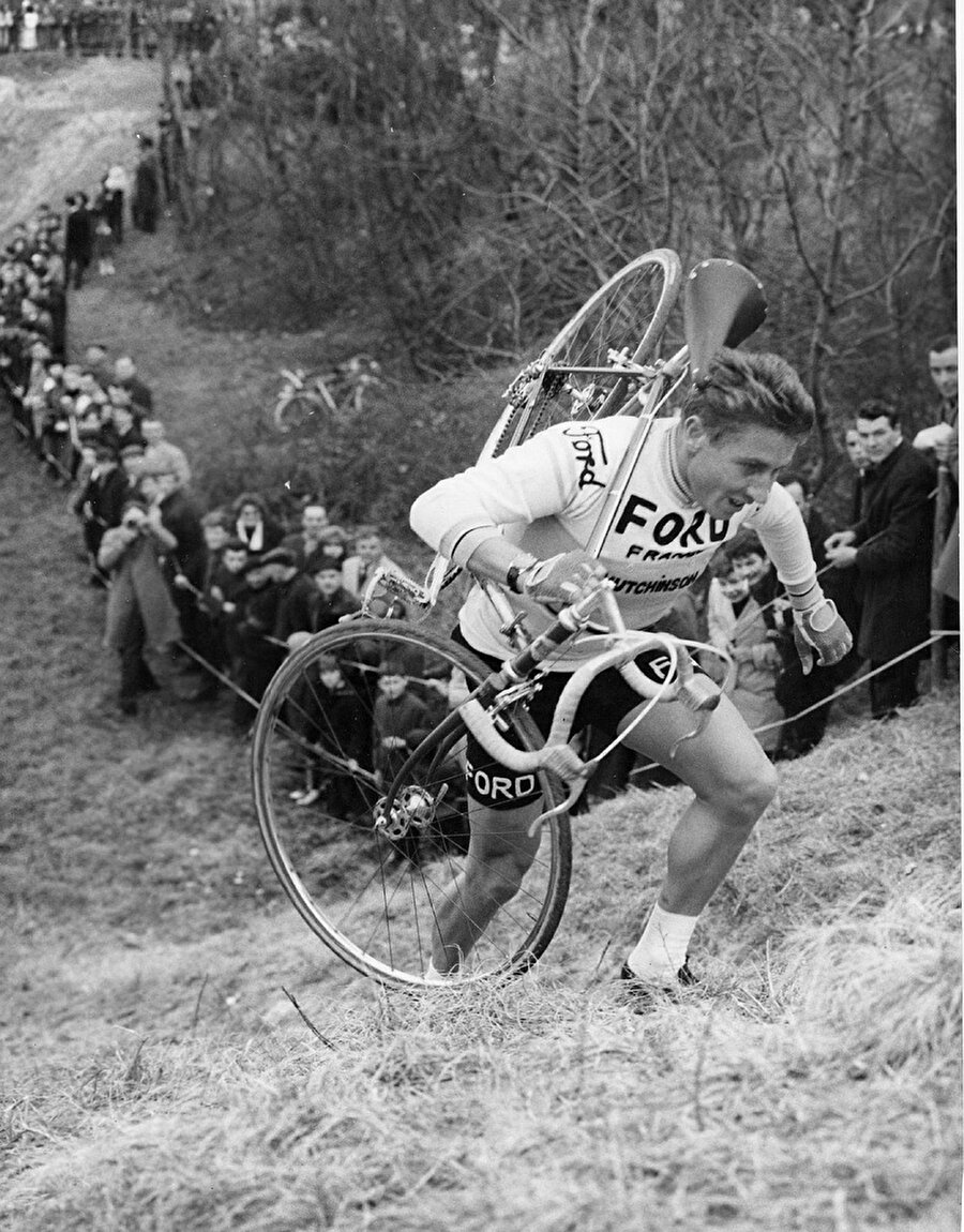 1953’te La Perle’ye transfer oldu

                                    
                                    
                                    
                                    Peş peşe 16 yarış kazanan Jacques Anquetil, ünlü kulüplerin dikkatini çekmeye başladı. Genç sporcu 1953 yılında La Perle takımına transfer oldu. Perle, genç bisikletçiye haftalık 30 bin Frank ödedi. 
                                
                                
                                
                                