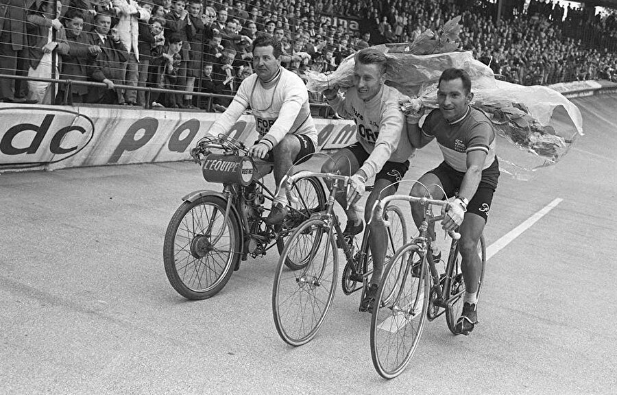 19 yaşında Grand Prix şampiyonluğu

                                    
                                    
                                    
                                    
                                    1953'de Versay'da gerçekleştirilen Grand Prix'i kazanan Anquetil, dikkatleri üzerinde çekti. 
                                
                                
                                
                                
                                