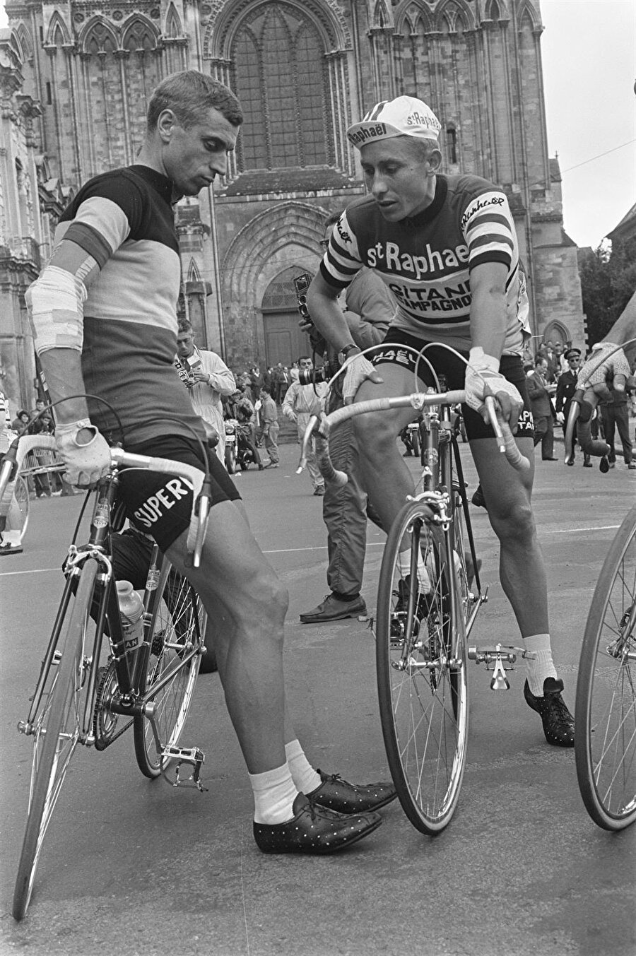 İki yıl askerlik yaptı

                                    
                                    
                                    
                                    
                                    Anquetil, 1954'te iki yıl sürecek askerlik görevini yapmak için Richepanse de Rouen kışlasına gitti. 
                                
                                
                                
                                
                                