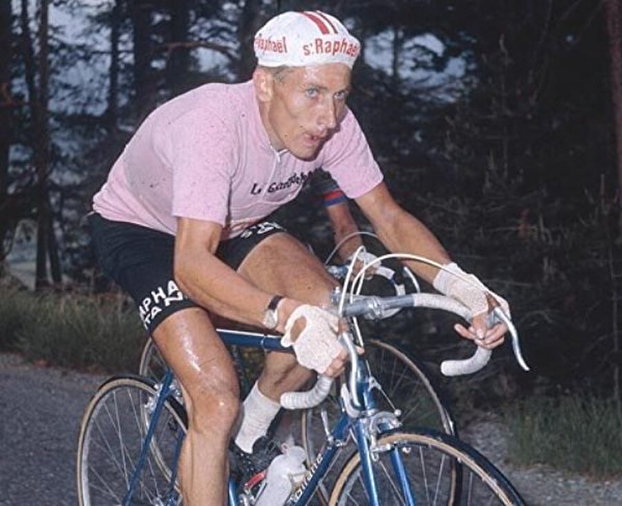 Pembe Mayo için yarıştı

                                    
                                    
                                    
                                    
                                    Anquetil, 1960'da ise İtalya Turu'nu kazandı. Genç sporcu aynı zamanda İtalya'da zafere ulaşan ilk Fransız bisikletçi olarak tarihe geçti. Anquetil, 1961'de de İtalya'da şampiyon oldu.
                                
                                
                                
                                
                                