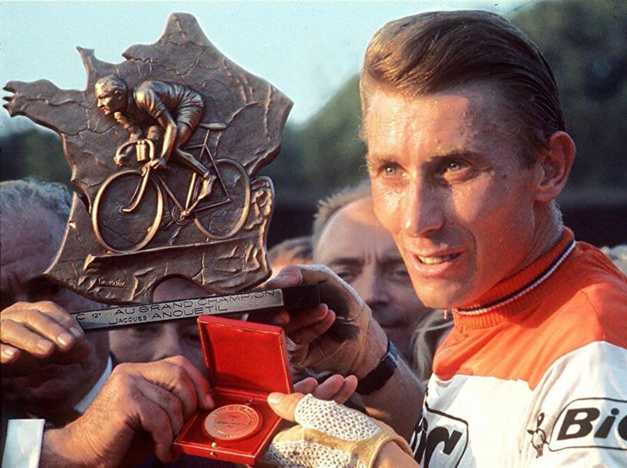 Üç büyük turu kazanan ilk kişi

                                    
                                    
                                    
                                    
                                    Anquetil, 1963 yılında düzenlenen Vuelta a España yani İspanya Bisiklet Turu'nu kazanıp Altın Mayo'yu sırtına geçirdi. Başarılı sporcu aynı zamanda Vuelta a España zaferiyle üç büyük turu kazanan ilk bisikletçidir.
                                
                                
                                
                                
                                