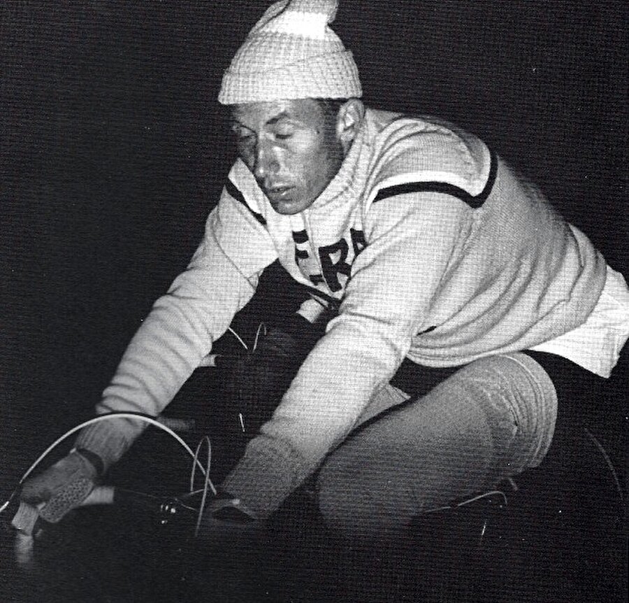 Yılın sporcusu seçildi

                                    
                                    
                                    
                                    
                                    'Mösyö Chrono Maitre' lakabıyla tanınan Anquetil birçok kez ülkesinde 'Yılın Sporcusu' seçildi.
                                
                                
                                
                                
                                