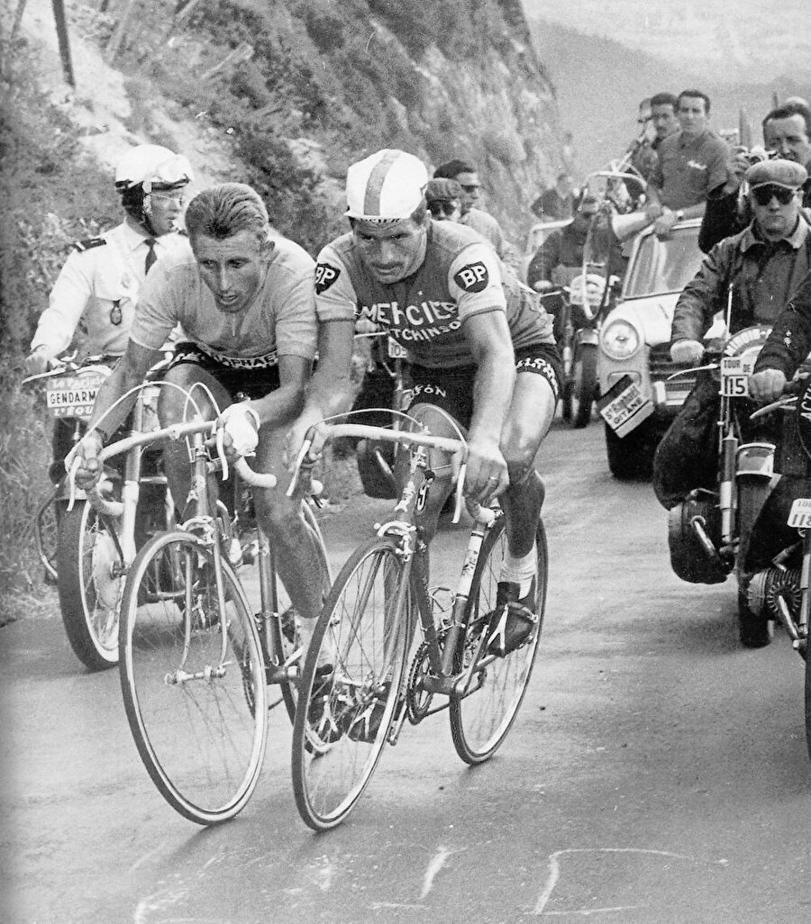 Sadece soda mı içildi?

                                    
                                    
                                    
                                    
                                    Doping yapıp yapmadığı her dönemde çok konuşulan Anquetil'in verdiği bir röportaj halen çok tartışılıyor. Anquetil “Koskoca turu Perrier (Fransa Bisiklet Turu sponsoru soda markası) içerek tamamladığımızı düşünmüyorsunuz herhalde” demişti.
                                
                                
                                
                                
                                