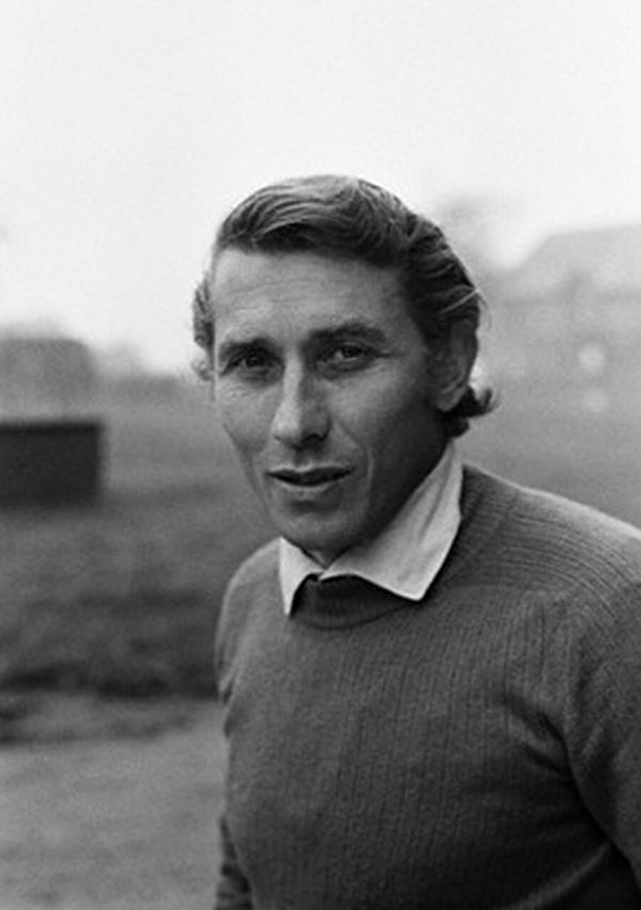 1987’de vefat etti

                                    
                                    
                                    
                                    
                                    Bir dönem genç sporcular yetiştiren Anquetil, 18 Kasım 1987'de mide kanserinden vefat etti.
                                
                                
                                
                                
                                