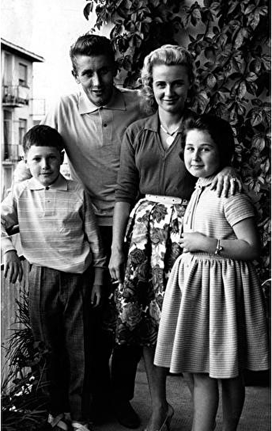 İlginç aile yapısı

                                    
                                    
                                    
                                    Jacques Anquetil'in eşi Jeanine Anquetil'in ilk evliliğinden iki çocuğu vardı. Ancak Jeanine Anquetil, geçirdiği bir hastalıktan dolayı çocuk sahibi olamıyordu. Bu durum ise ünlü sporcuyu derinden etkilemişti. Aile bu duruma kendi içinde çözüm buldu. Jeanine Anquetil, ilk evliliğinden olan kızı ile kocasının bir bebeği olmasına onay verdi. Dünyaya gelen Sophie, Jacques Anquetil'in hem kızı hem de üvey torunu oldu. Anquetil Ailesi'nin en büyük sırı bununla da bitmiyor.  Jacques Anquetil, 1987'de üvey oğlunun hanımdan da bir erkek çocuk sahibi oldu.
                                
                                
                                
                                