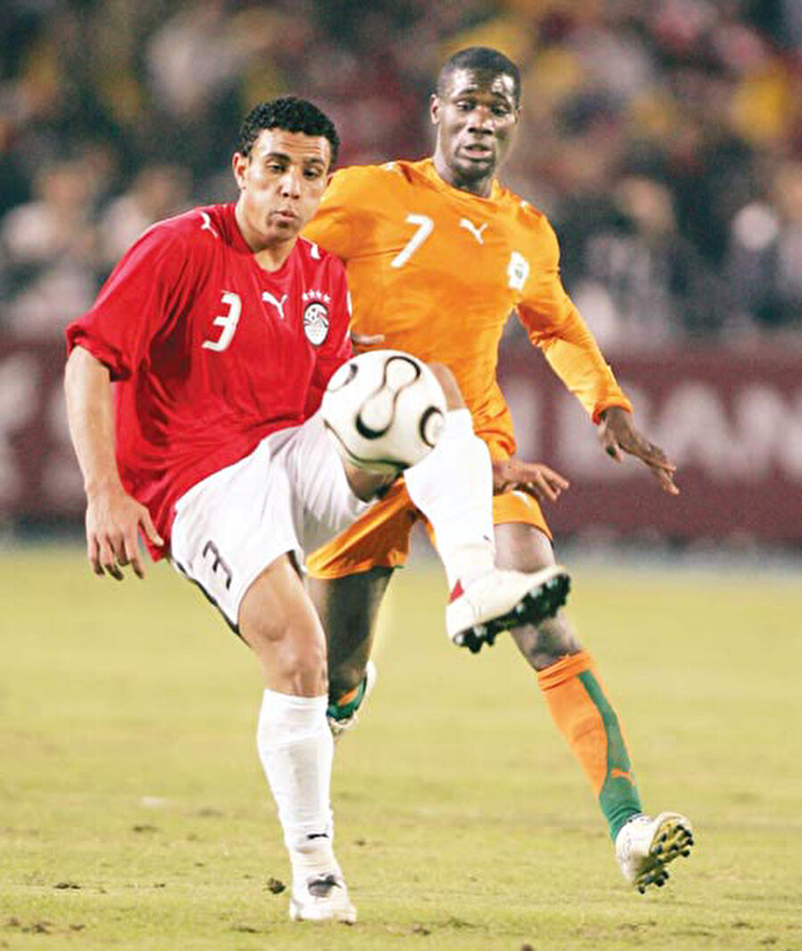 Mohamed Abdelwahab

                                    
                                    
                                    
                                    Mısır'ın köklü ekiplerinden El-Ahly'de forma giyen Mohamed Abdelwahab, 31 Ağustos 2006'da takım idmanı sırasında kalp krizi geçirdi. 23 yaşındaki futbolcu tüm müdahalelere rağmen yaşama gözlerini yumdu. El-Ahly Kulübü, Mohamed Abdelwahab'ın 3 numaralı formasını emekliye ayırıp, müzeye kaldırdı.

                                
                                
                                
                                