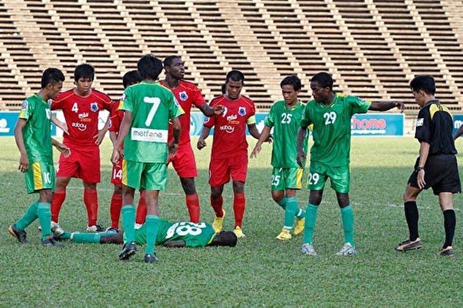 Wilson Mene

                                    
                                    
                                    
                                     

 Bir ölüm haberi de 8 Mayıs 2010'da gelmişti. Kamboçya Ligi'nde oynanan Prek Pra Keila-Preah Khan Reach maçında ev sahibi ekibin 22 yaşındaki forveti kalp krizi geçirdi. 

                                
                                
                                
                                