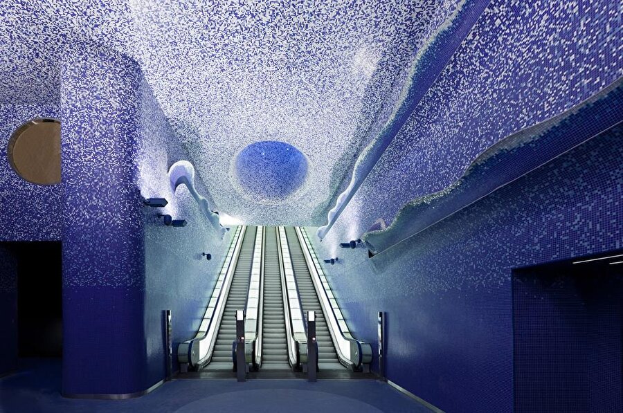 Toledo Metro İstasyonu-İtalya
 

 İtalya'nın Napoli kentinde bulunan Toledo Metro İstasyonu ilginç tasarımıyla dikkat çekiyor. Eylül 2012'de inşaatı başlayan istasyon şubat 2013'te tamamlandı. Napoli Metro 1 Hattı'nda yer alan durağın tasarımını İspanyol tasarımcı Oscar Tusquets Blanca yaptı. 50 metre derinlikte bulunan istasyonda su ve ışık teması kullanıldı. İstasyon, Napoli'ye gelen turistlerin de uğrak yeri.
