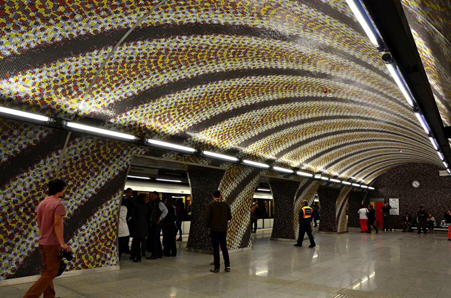 Tile Work In Szent Gellert Square-Macaristan
Macaristan'ın başkenti Budapeşte'de bulunan istasyon Katolik bir din adamının adını taşıyor. 2014 yılının mart ayında açılan istasyon mozaiklerle süslü. İstasyonun tasarımını ülkede bulunan 'Teknoloji ve Ekonomi Üniversitesi' yaptı.