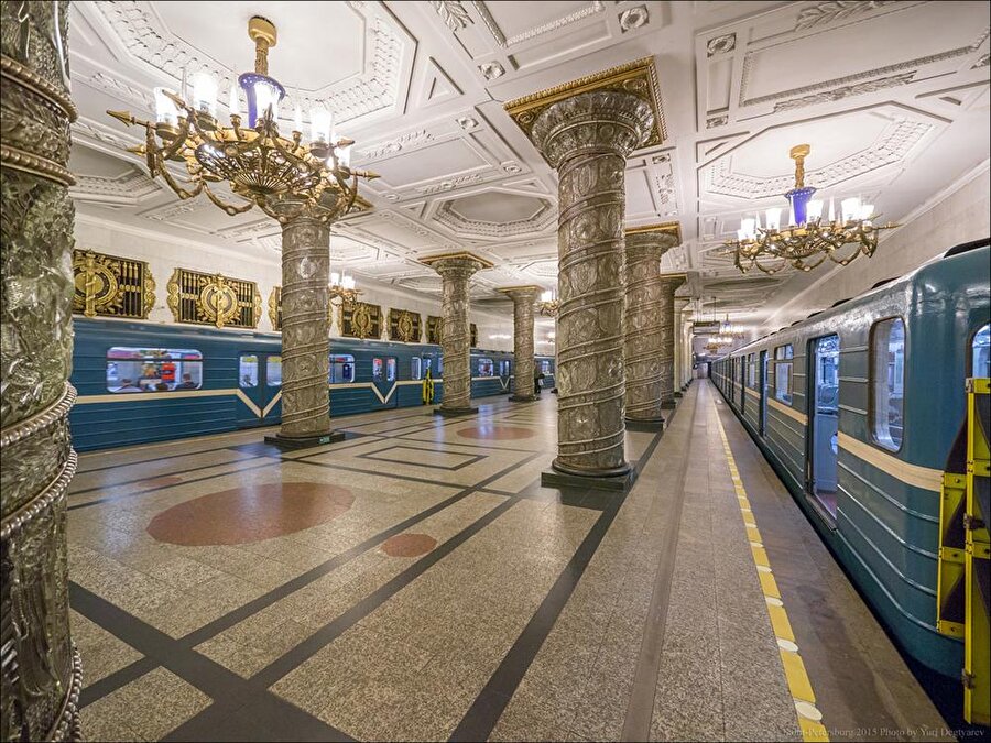 Avtovo Metro İstasyonu-Rusya
Avtovo Metro İstasyonu, Rusya'nın ikinci, dünyanın dördüncü büyük şehri olan St. Petersburg'da bulunuyor. İstasyonun tasarımını Yevgeni Levinson yaptı. İstasyon 15 Kasım 1955'te kapılarını yolculara açtı. Son derece süslü sütunların bulunduğu istasyonun girişinde bir de kubbe yer alıyor.