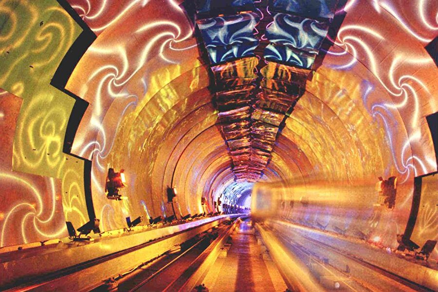Bund Sightseeing Tunnel Shanghai-Çin
Bund Sightseeing Tunnel Shanghai, 646,7 metre uzunluğundaki metro hattının içinde yer alan bir istasyon. İstasyon içerisinde multimedya efektler kullanılıyor. Metroların alt kısımları tamamen şeffaf olarak üretilmiş. Ayrıca ses efektleri ile metroyu kullananlar faklı bir macera yaşıyor.
