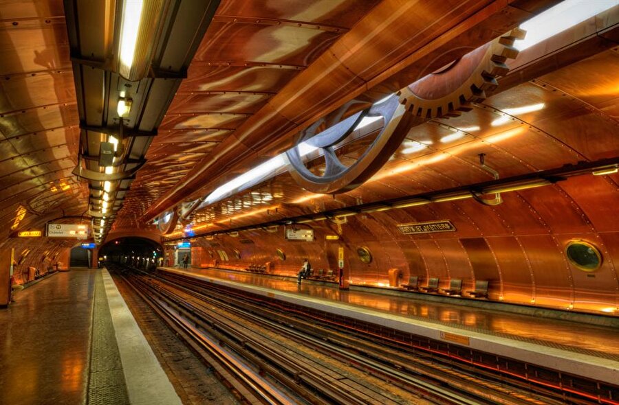 Art Et Metriers İstasyonu-Fransa
Arts et Metiers, Paris metrosunda yer alan bir istasyon. Adını yakınındaki üniversiteden almıştır. Hat 1900'lü yılların başından bu yana hizmet veriyor. İstasyon 1994 yılında Belçikalı çizgi roman sanatçısı François Schuiten ile ünlü yazar Jules Verne'in eserlerinden ilham alınarak yenilendi. 