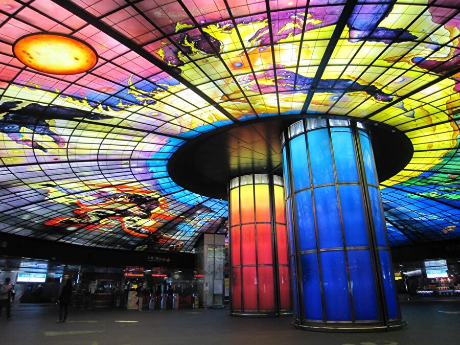 Formasa Boulevard İstasyonu-Tayvan
Formasa Boulevard İstasyonu, Tayvan'ın Kaohsiung şehrinde bulunuyor. 2009 Dünya Oyun Şampiyonası için tasarlanan istasyon, mimarisiyle dikkat çekiyor. Dünyanın en büyük cam çalışmasının bulunduğu eseri İtalyan sanatçı Nergis Quagliata yaptı. 