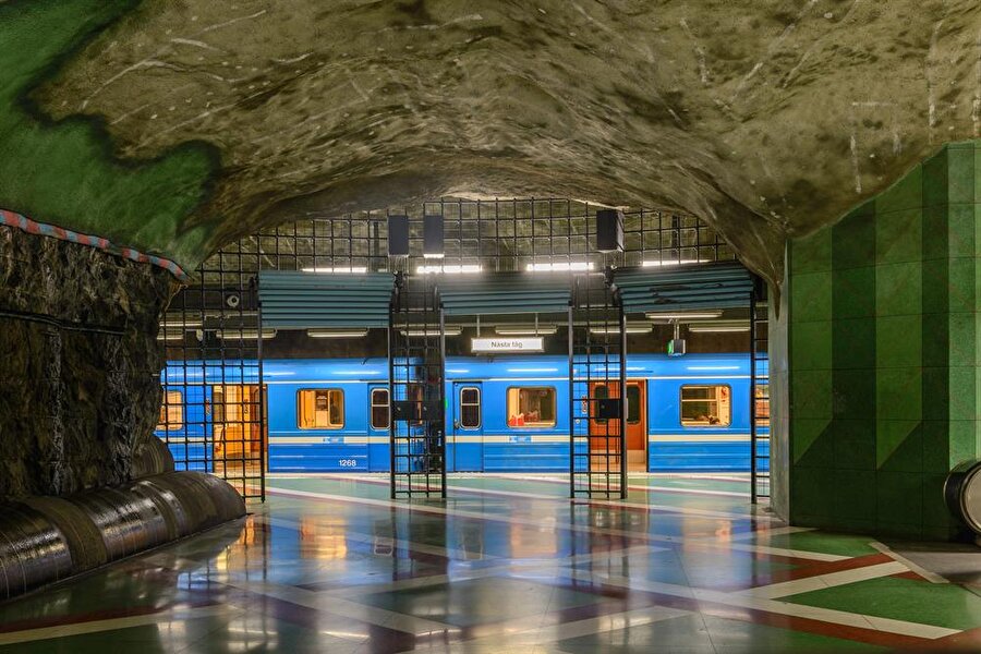 Kungstradgarden Metro İstasyonu- İsveç
Stockholm'de bulunan istasyon bir bahçe şeklinde tasarlanmış. Daha önce yangınla harap olan Makolas Sarayı'nın bahçesinin tasarımından etkilenilmiş. İstasyon platformları ve bilet gişesi 1977'de sanatçı Urik Samuelson tarafından tasarlanmış.