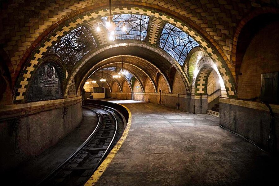 City Hall İstasyonu-ABD
New York'ta bulunan metro istasyonu, adeta bir müze havasında. Son derece uzun bir uğraştan sonra tasarlanan istasyon, turistler tarafından da ilgi çekiyor.