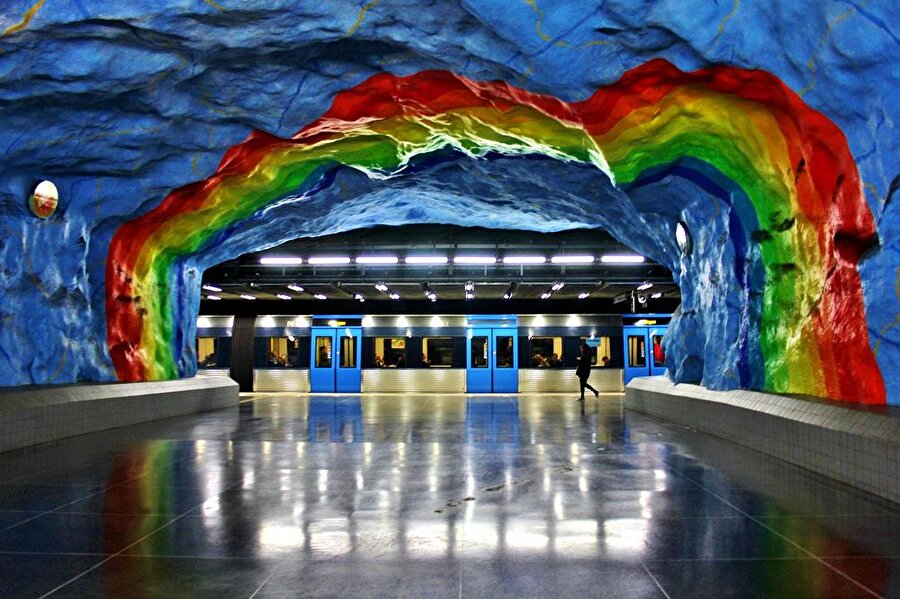 Stadion İstasyonu-İsveç
Stockholm'de bulunan istasyonlardan biri de Stadion... 1973 yılında hizmete giren istasyonun tasarımı İsveç'e özel şekilde kayalıklardan oluşuyor. Diğer istasyonlardan farkı ise kayaların gökkuşağı renklerine boyanmış olması.
