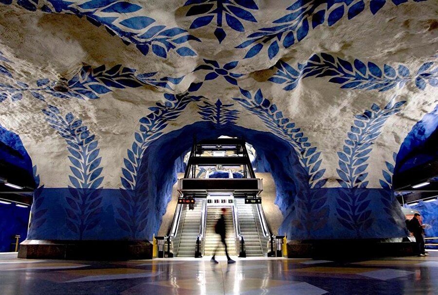 T-Centralen İstasyonu-İsveç
 

 T-Centralen, Stockholm'de bulunan bir diğer istasyon… Bölgenin kaya yapısı bozulmadan inşa edilen istasyon, 1950'lerden günümüze kadar ilginç süslemeleriyle dikkat çekiyor.
