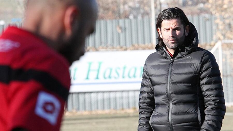 İbrahim Üzülmez

                                    Beşiktaş'ta uzun yıllar top koşturduktan sonra kariyerine teknik direktör olarak devam eden İbrahim Üzülmez tam bir menemen düşkünü.
                                