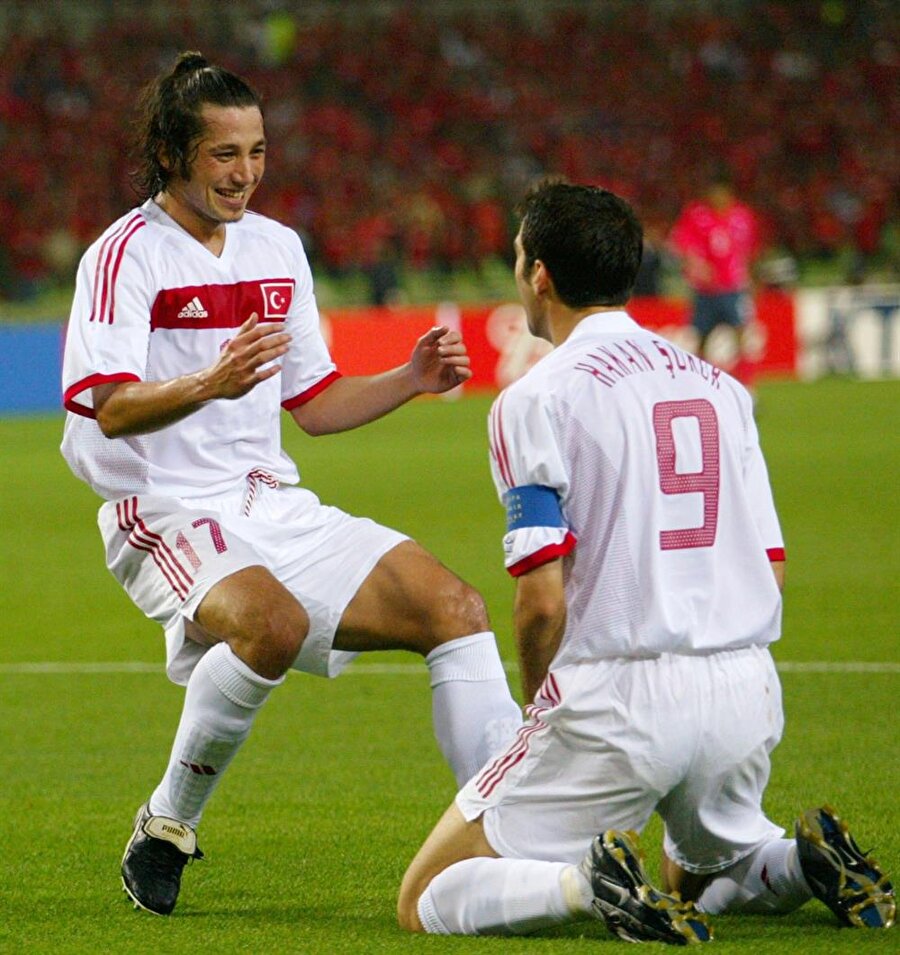 İlhan Mansız

                                    
                                    2002 Dünya Kupası'nda oynadığı futbolla, transfer pazarının en çok konuşulan ismi haline gelen İlhan Mansız, 2004'te Japonya'nın yolunu tuttu. Yalnızca bir sezon Japonya'da kalan İlhan Mansız, suşiye hayran kaldı.
                                
                                