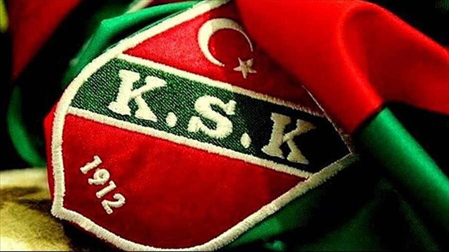 Karşıyaka
1 Kasım 1912'da kurulan Karşıyaka, savaş yıllarında hem yöneticileri hem de sporcularıyla cephelerde savaşmış. Savaşın ardından yeniden kurulan Karşıyaka, 1926'da İzmir şampiyonu oldu. Mustafa Kemal Atatürk'ün isteğiyle kulüp logosunda ay ve yıldız kullanmıştır.