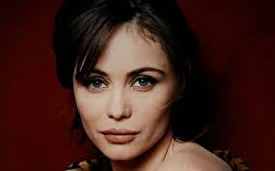 1980ler'de Emmanuelle Beart ile zayıflık modası devam eder.
Dönem Avrupası'nda zayıflık trendi devam eder ve Emmanuelle Beart güzelliğin temsilidir.