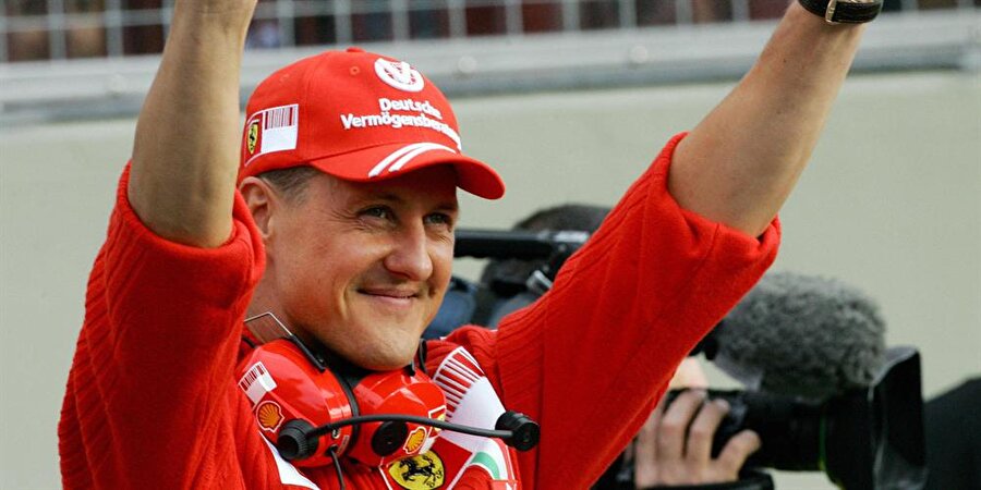 Tek pilot oldu

                                    2002'de ise Schumacher, bir sezonda tüm podyumlara çıkan ilk ve tek pilot oldu.
                                