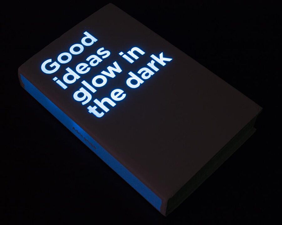 Bu kitabı gündüz okuyamazsınız!
Hırvat tasarımcılar Bruketa & Zinic A Glow'un hazırladığı kitap, yalnızca karanlık ortamda okunabiliyor.