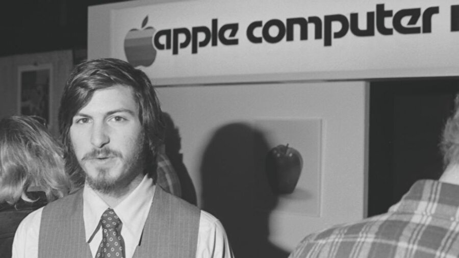 Odaklan

                                    
                                    
                                    Steve Jobs, 1997 yılında Apple'a geri döndüğünde şirket 12 farklı tip Macintosh bilgisayar ve birçok bilgisayar yan ürünü üretiyordu. Jobs, 'Bu çılgınlık' dedi. Çıplak ayaklarıyla tahtaya yürümeye başladı. Eline aldığı kalemle tahtaya, “Tüketici, Profesyonel, Masaüstü ve Taşınabilir” yazdı. Çalışanlara dönerek her başlık için bir bilgisayar üretmelerini istedi. Kimilerine göre Jobs bu kararıyla şirketi uçuruma sürüklüyordu ama öyle olmadı. Apple'ın sadece 4 bilgisayara odaklanmasını sağlayan Jobs şirketi zor günlerden çıkardı.


                                
                                
                                