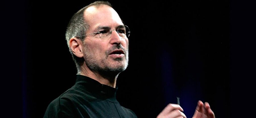 Gerçekliği bük

                                    
                                    
                                    Steve Jobs insanları zorlamayı severdi. Jobs, aynı zamanda insanları sınırlarına kadar zorlamasıyla ünlüydü. Apple çalışanlarına da bu doğrultuda ayrı değer veriyordu. Çalışanlarına imkânsız görüneni gerçekleştirebilecekleri inancını yerleştirmişti. Toplantılarda çalışanlara hakaret bile ederdi. Jobs buna şu açıklamayı getiriyor: “Yıllar içinde öğrendiğim şey şu: Gerçekten iyi çalışanların varsa onlara bebek gibi davranmana gerek yok. Bu kişilerden harika işler beklersen, harika işler de yaptırırsın. Ekibimizdeki herhangi birine sorun. Yaşadıkları acıya değdiğini söyleyecekler.”

                                
                                
                                