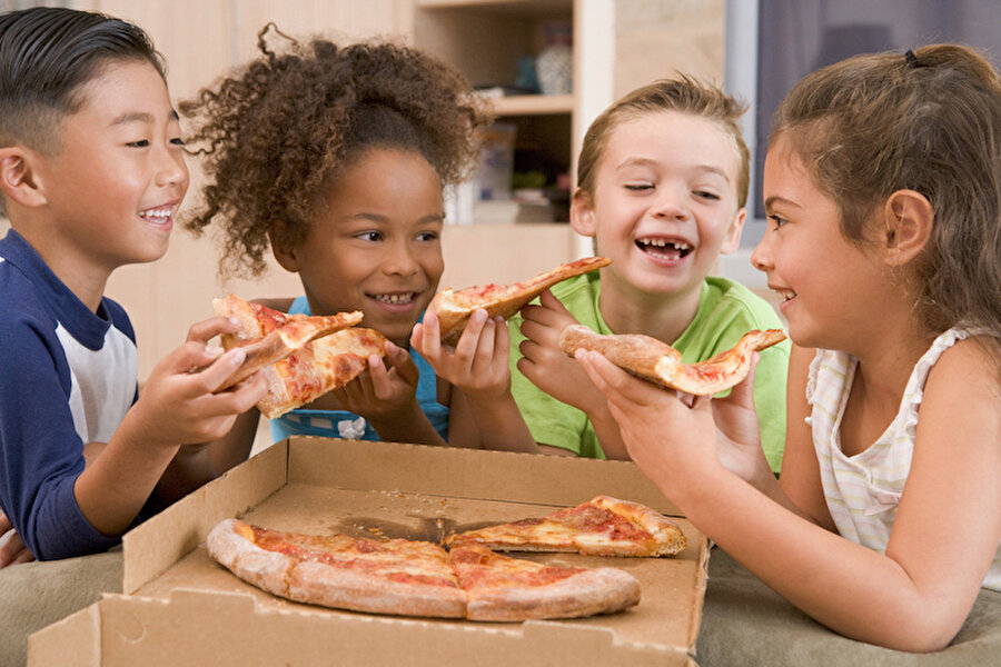 Birlikte pizza yapın.

                                    
                                    
                                    
                                    
                                    
                                    
                                    
                                    
                                    
                                    Özellikle iştahsız çocuklar için en ideal fikir. Çocuğunuz kendi yaptığı pizzayı lezzetle yiyecektir.
                                
                                
                                
                                
                                
                                
                                
                                
                                
                                