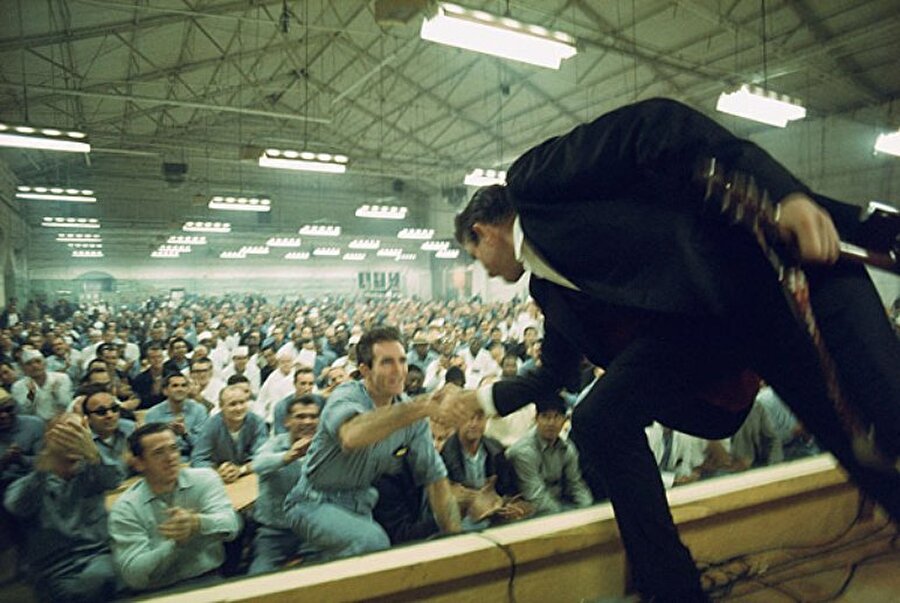 
                                    
                                    Cash, bu isteğini gerçekleştirmekte kararlıydı. Ve bir konser ayarlandı. Folsom Hapishanesindeki performansta kaydedilen ve tüm zamanların en iyi konser albümlerinden biri olarak kabul gören “Johnny Cash At Folsom Prison” piyasaya çıktı. Cash bu albüm ile 2 Grammy Ödülü'nün sahibi oldu.
                                
                                