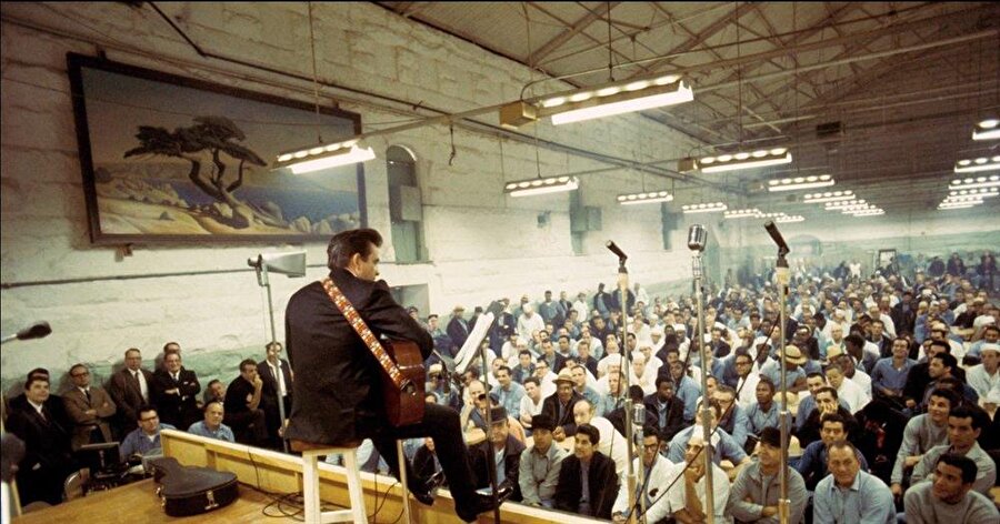 
                                    
                                    
                                    Johnny Cash o yıllarda mahkumların koşullarından memnun değildi. Bu dönemde Folsom Hapishanesi'nde mahkumlara özel bir konser vermek istiyordu. Böylelikle bir şeylere dikkat çekebilecek ve mahkumlarında eğlenebileceği bir konser yapabilecekti.
                                
                                
                                