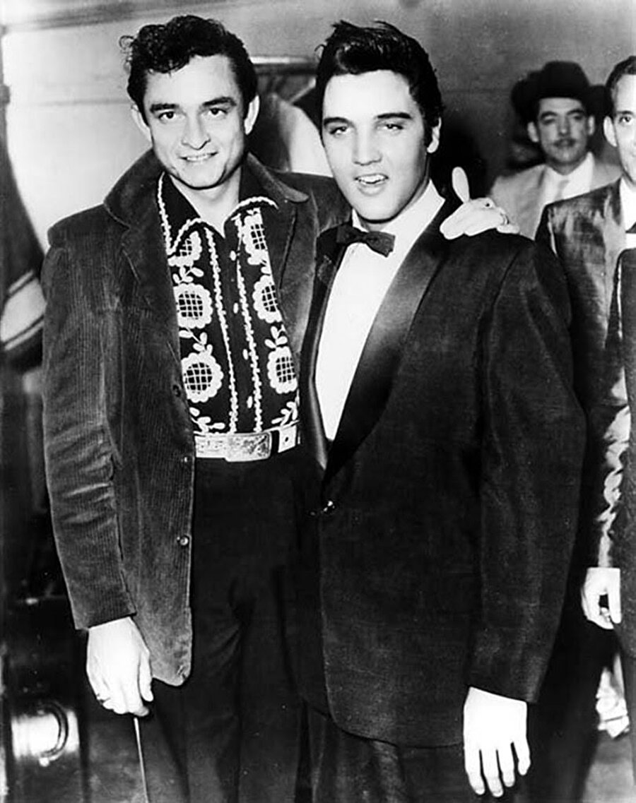
                                    
                                    
                                    Cash artık Elvis Presley, Jerry Lee Lewis ve Carl Perkins ile birlikte müzik çevreleri tarafından Sun Records'un “Milyon Dolarlık Quartet” şeklinde adlandırılan ekibinin bir parçasıydı.
                                
                                
                                
