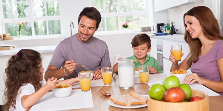 Sabah erkenden kalkıp kahvaltı hazırlayın.

                                    
                                    
                                    
                                    
                                    
                                    
                                    
                                    
                                    Kahvaltı hazırlarken size yardım etmesini sağlayın. Ona yardımlaşmanın ve destek olmanın önemini küçük yaşta öğretmeye başlayın.
                                
                                
                                
                                
                                
                                
                                
                                
                                