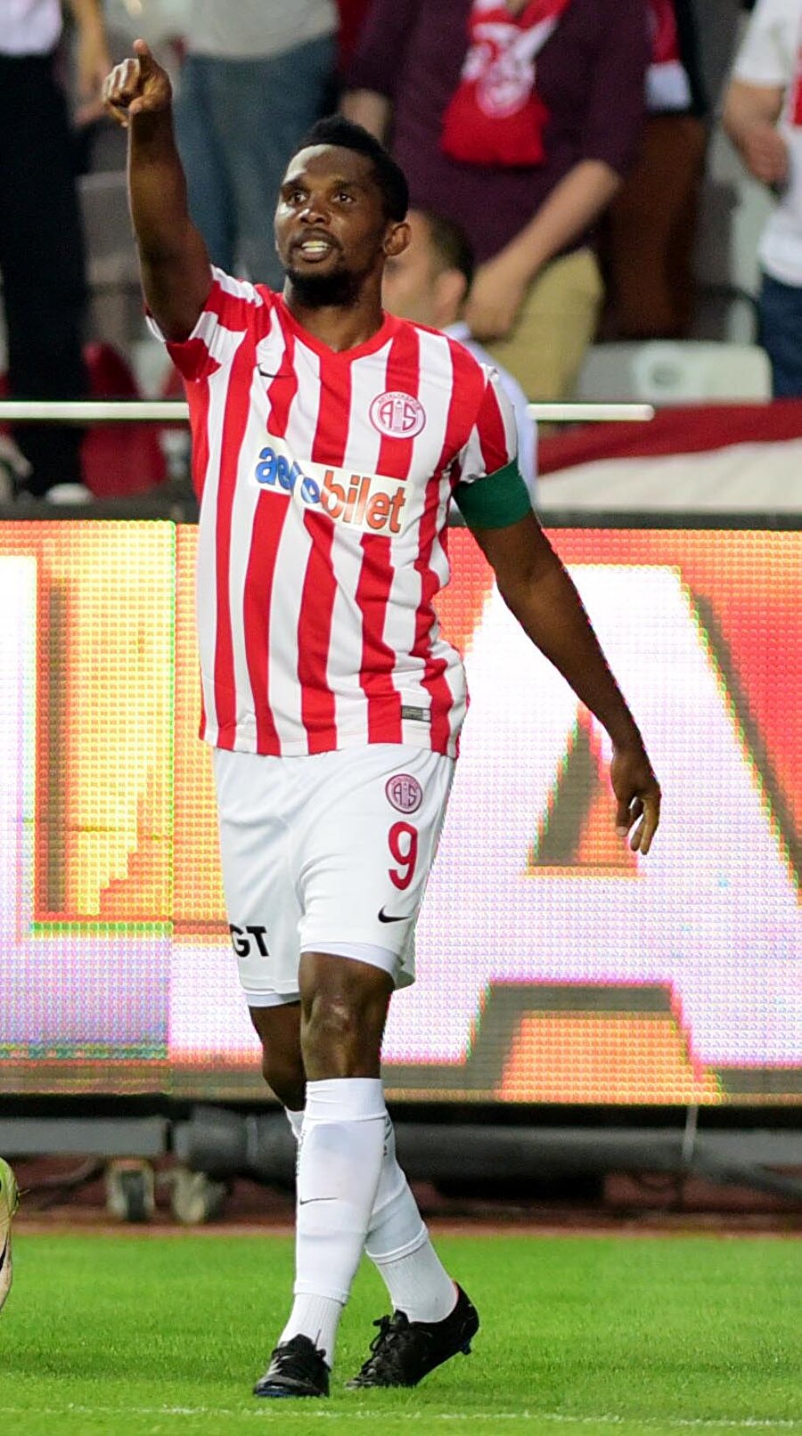 Kamerunlu futbolcu Antalya’da
Eto'o 1 Temmuz 2015'te ise bonservis bedeli olmadan Antalyaspor'a transfer oldu.