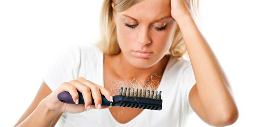 Tarağınıza dikkat!
Sık sık saçlarınızı taramak, normalinden daha fazla saç dökülmesine neden olacağından, bu işi fazla abartmanızı tavsiye etmiyoruz. Kıvırcık saçlılara saç taramak bir eziyettir; ama zorlamaya gerek yok. Saçlarınız kıvırcıksa çok uğraşmayın, top uçlu bir fırçayla hafifçe düzeltmeniz yeterli olacak.