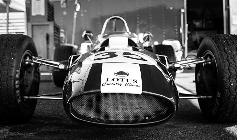 Sponsorluk kavramı oluştu
1968'te ise Lotus Imperial Tobacco amblemini arabalarının üzerine boyadı böylelikle şampiyonaya sponsorluk kavramı da girmiş oldu.