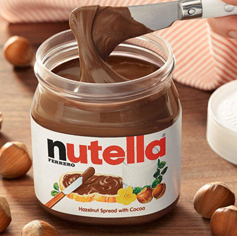 
                                    
                                    Dünyada 1 yılda satılan tüm Nutella kavanozlarından 1000 adet futbol sahasını doldurabilirsiniz ya da Çin Seddi'ni 8 kez dolaşabilirsiniz.
                                
                                