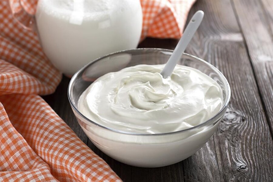 Ne varsa yoğurtta var.
Bol kalsiyum içeren süt ve yoğurt, sindirimi hızlandırıp vücudun fit kalmasına yardımcı oluyor.